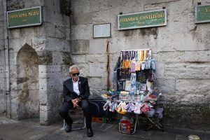 Man selling souvenirs for an article on Istanbul street photos