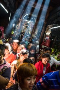 Worshippers at the Ba Thien Hau temple for article on Ho Chi Minh City street photos