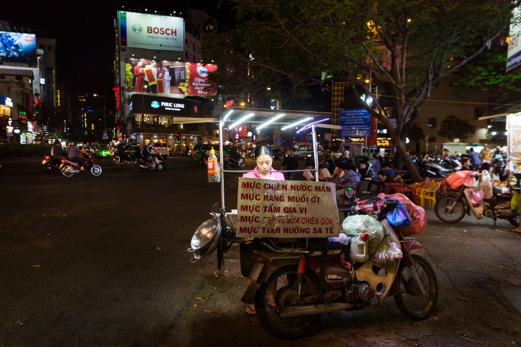 Street vendor at night for article on Ho Chi Minh City street photos