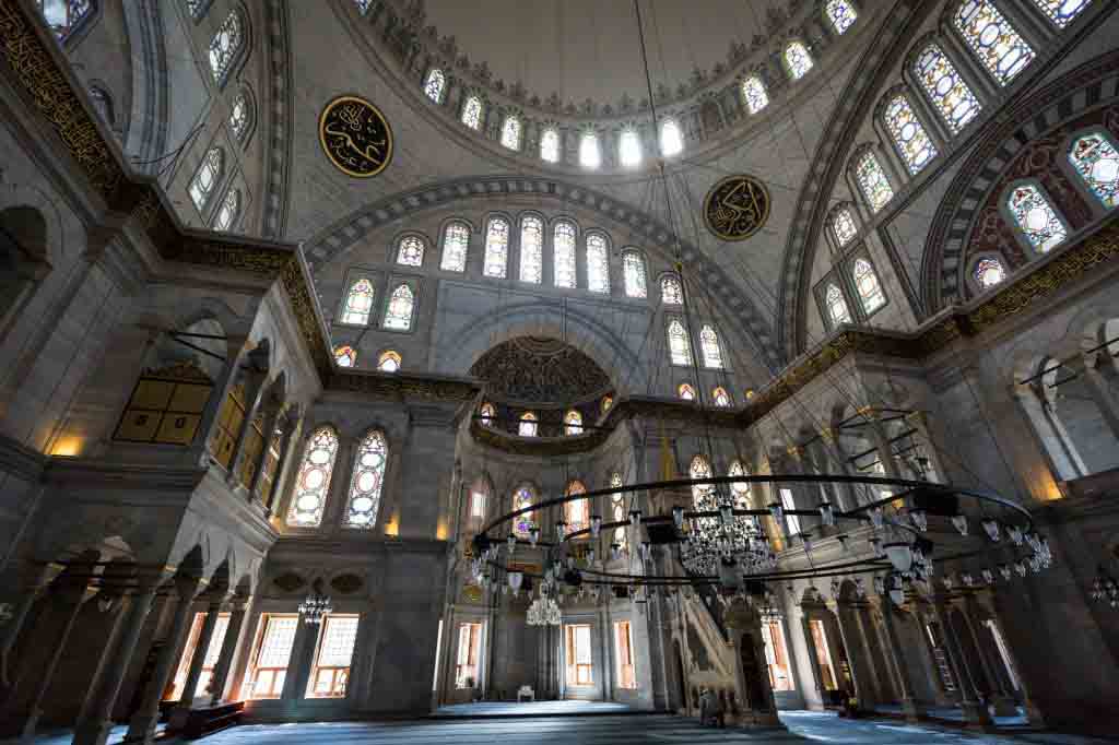 Nuruosmaniye Mosque for an article on Istanbul street photos