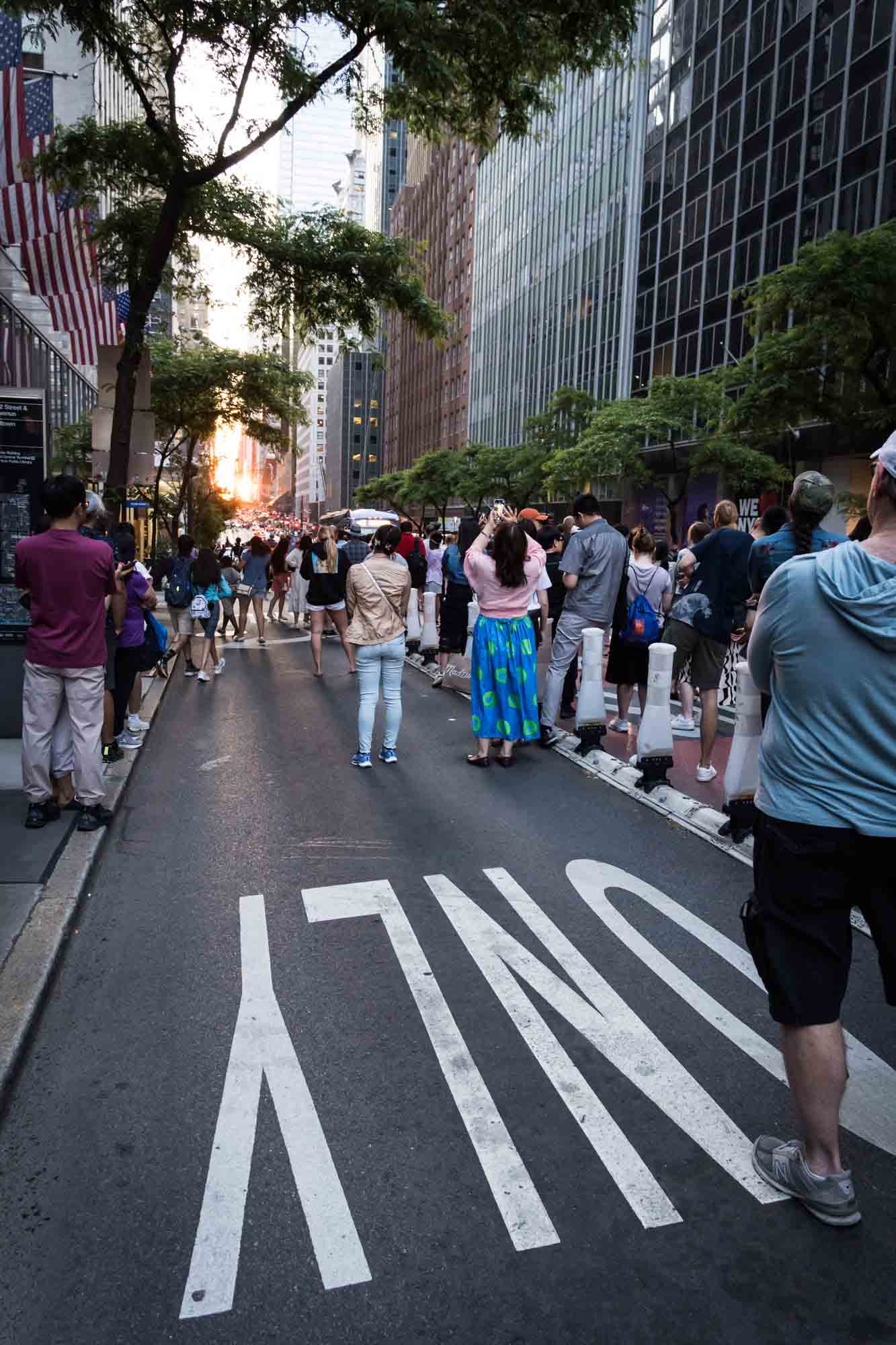 Tourists in a NYC street during Manhattanhenge